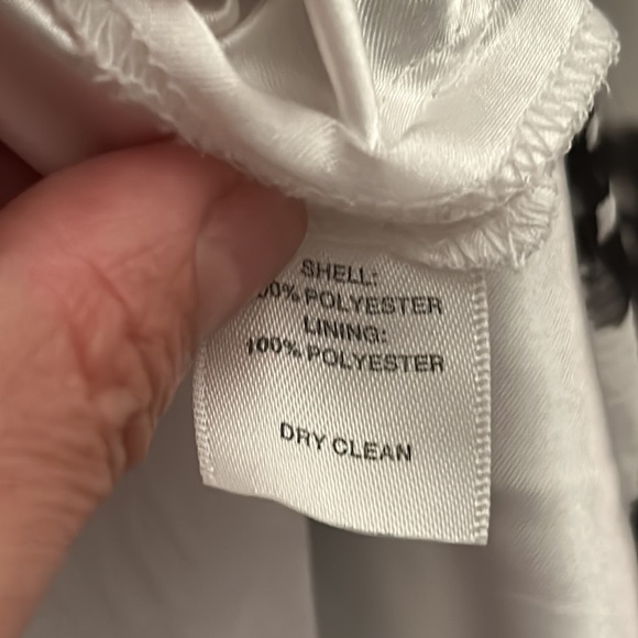 Long dress. Bought it and wore it once for a wedding. Can fit 14-16 - Picture 6 of 9